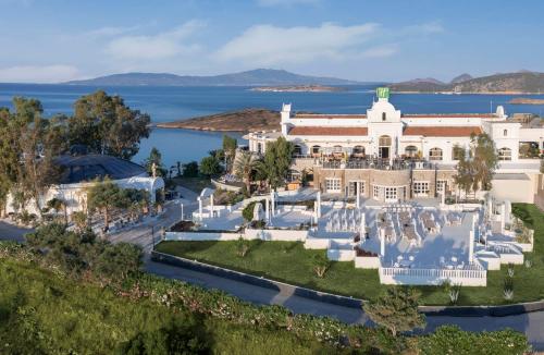 widok z powietrza na ośrodek z oceanem w tle w obiekcie Holiday Inn Resort Bodrum, an IHG Hotel- Ultra All Inclusive w Bodrum