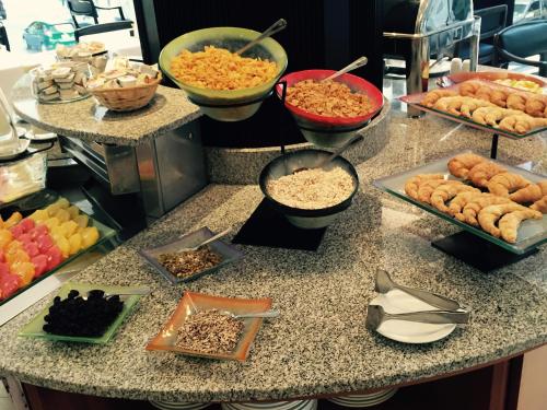 un bancone con molti tipi di cibo diversi di Bisonte Libertad a Buenos Aires