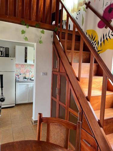 a kitchen with a staircase and a kitchenasteryasteryasteryasteryasteryasteryasteryastery at La cabaña, a 15 minutos de Paipa in Sotaquirá