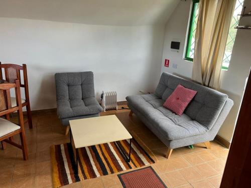 - un salon avec deux canapés et une table basse dans l'établissement La cabaña, a 15 minutos de Paipa, à Sotaquirá