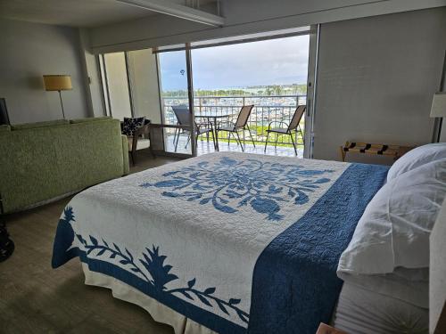 Postel nebo postele na pokoji v ubytování Ilikai Hotel Condo with Kitchen and Ocean View