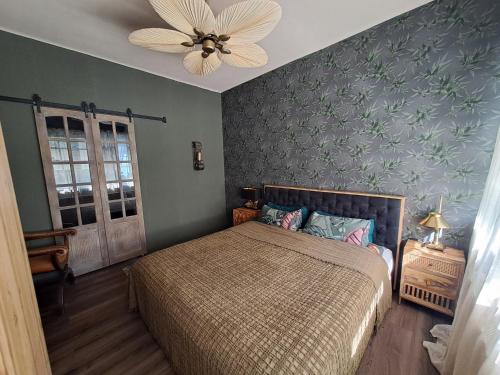 Schlafzimmer mit einem Bett und einem Deckenventilator in der Unterkunft Cozy Apartment in Altenbrak