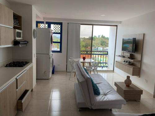 TV a/nebo společenská místnost v ubytování Apartamentos San Jose vistal al lago, cerca del parque. Guatape.