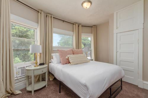 1 dormitorio con cama blanca y ventana en Historic 3 Bed 1 bath Near Downtown Spokane en Spokane