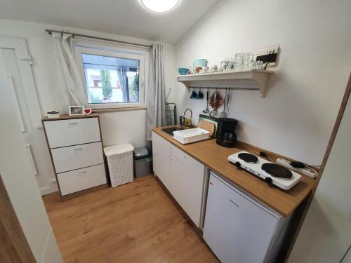 een kleine keuken met een aanrecht en een wastafel bij Una in Umag