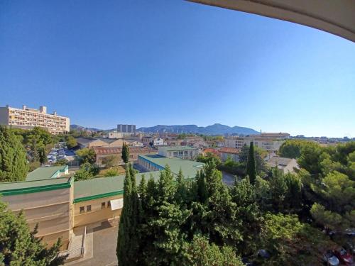 - une vue sur une ville avec des arbres et des bâtiments dans l'établissement chambre double proche stade VELODROME, à Marseille