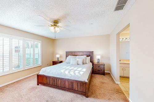 1 dormitorio con 1 cama y ventilador de techo en SunKissed Retreat, en Orlando