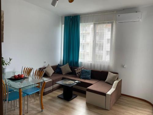 ein Wohnzimmer mit einem Sofa und einem Tisch in der Unterkunft THE CENTER Apartments Comfort in Sandanski