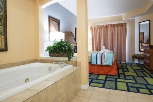 duża łazienka z dużą wanną w pokoju w obiekcie Vacation Village at Parkway w Orlando