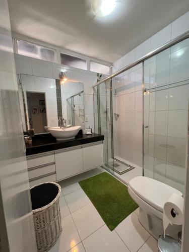 y baño con aseo, lavabo y ducha. en Quarto Aconchegante Em Uma Linda Casa, en Brasilia