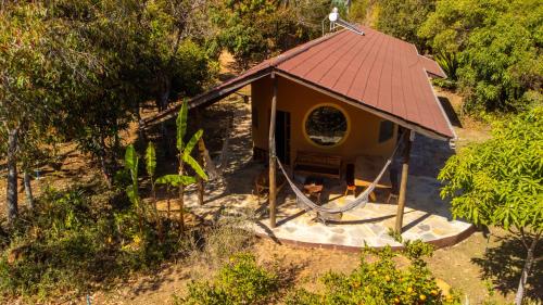 an overhead view of a small house with a red roof at Terra Coral - Chapada dos Veadeiros in Alto Paraíso de Goiás