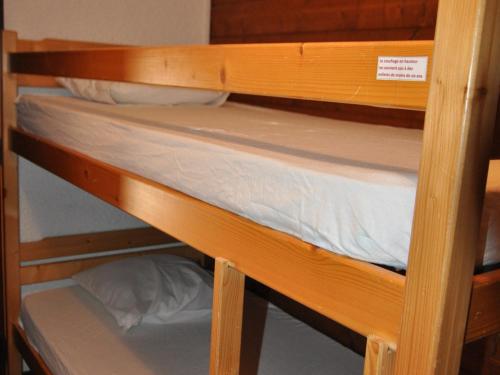quelques lits superposés dans une chambre dans l'établissement Studio chaleureux au cœur du village avec Multi Pass offert et balcon sud - FR-1-692-32, à La Chapelle-dʼAbondance