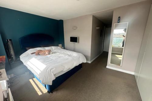 Tempat tidur dalam kamar di Charming 2BD Flat w Chic Terrace Kentish Town