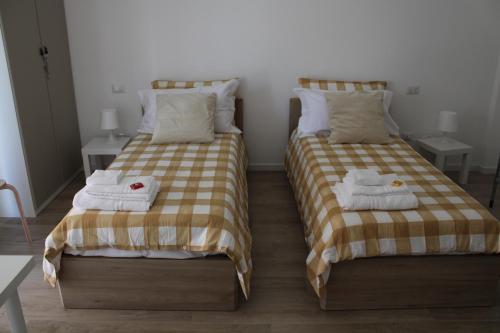 dwa łóżka ustawione obok siebie w pokoju w obiekcie B&B da Antonella w mieście San Donato Milanese