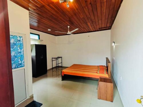 Ένα ή περισσότερα κρεβάτια σε δωμάτιο στο Ajith Homestay