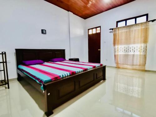 Ένα ή περισσότερα κρεβάτια σε δωμάτιο στο Ajith Homestay