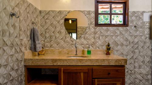 a bathroom with a sink and a mirror at Terra Coral - Chapada dos Veadeiros in Alto Paraíso de Goiás