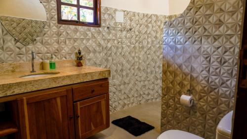 a bathroom with a sink and a shower at Terra Coral - Chapada dos Veadeiros in Alto Paraíso de Goiás