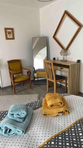 Cette chambre comprend un lit, un miroir et un bureau. dans l'établissement Maison Moderne et Confortable centre Bretagne, à Plouguenast Langast