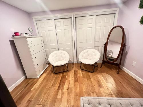 vestidor con 2 sillas y espejo en Modern Family Home in Middletown, RI- just 4 mi to Newport!, en Middletown