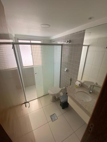 a bathroom with a toilet and a sink and a shower at Império Romano Caldas Novas com piscinas 24h, e diRoma Acqua Park e Splash in Caldas Novas
