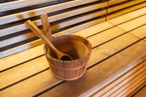 a wooden bucket sitting on top of a wooden table at Senelio Romo Sodyba in Molėtai