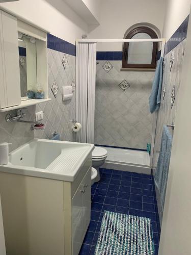 ein Badezimmer mit einer Badewanne, einem Waschbecken und einem WC in der Unterkunft La coccinella rooms in Milazzo
