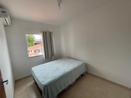 Ένα ή περισσότερα κρεβάτια σε δωμάτιο στο Casa Ampla com Ar Condicionado 450m praia Rua Canoas