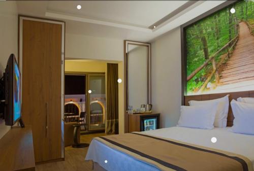 1 dormitorio con 1 cama y ventana grande en Boğaz, 