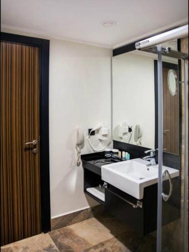 een badkamer met een wastafel en een spiegel bij Boğaz 