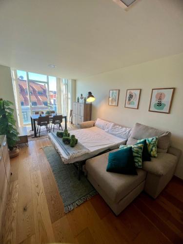 a living room with a couch and a table at Voila Catedral in Tudela