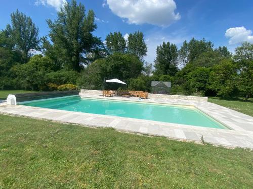 una piscina en el patio trasero de una casa en Maison de campagne, en Le Temple-sur-Lot