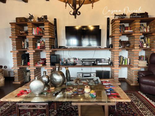 a living room with a table and a kitchen at Hotel Boutique Casona Oriente in De Cauquenes