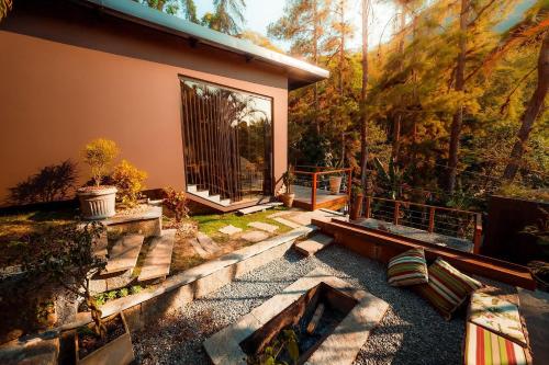 a backyard with a house with a patio at Cabana Secreta in Petrópolis