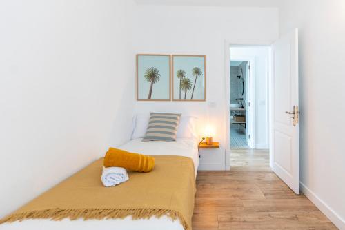 a bedroom with a bed with a yellow blanket at Casa Jade, La Palma in Tijarafe