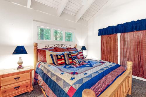 - une chambre avec un lit, une commode et une fenêtre dans l'établissement Tranquil Pines Estate, à Shaver Lake
