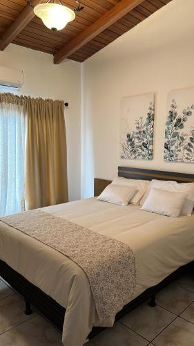 Ένα ή περισσότερα κρεβάτια σε δωμάτιο στο Helechos Hotel