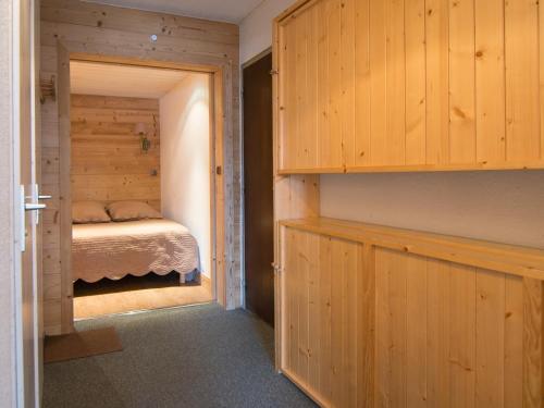 ティーニュにあるAppartement Tignes, 2 pièces, 6 personnes - FR-1-449-12の木製の壁のベッドルーム1室(ベッド1台付)