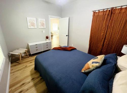 ein Schlafzimmer mit einem blauen Bett in einem Zimmer in der Unterkunft Boho Bliss in Chico