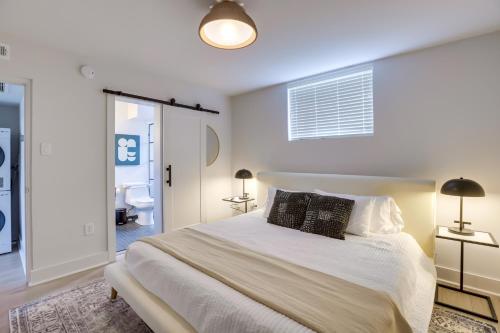 ein Schlafzimmer mit einem großen Bett und einem Fenster in der Unterkunft Chic Birmingham Vacation Rental with Shared Pool! in Birmingham
