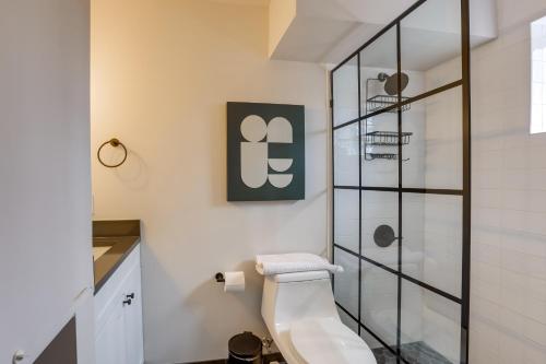 ein Bad mit einem WC und einer Glasdusche in der Unterkunft Chic Birmingham Vacation Rental with Shared Pool! in Birmingham