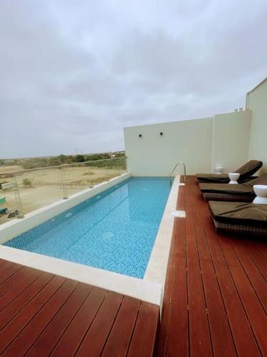 a swimming pool on the deck of a building at (T) Exclusivo departamento en Piura in Piura