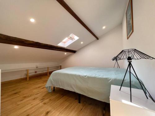 - une chambre avec un lit et une lampe dans l'établissement Barbés, à Bourges