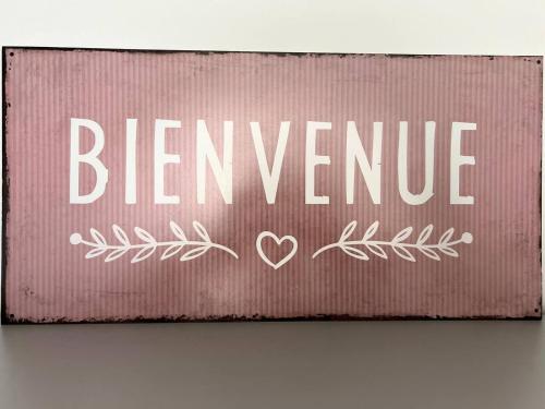 un signe avec le mot bernine et un cœur dans l'établissement Barbés, à Bourges