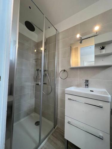 une salle de bain avec douche et lavabo dans l'établissement Barbés, à Bourges