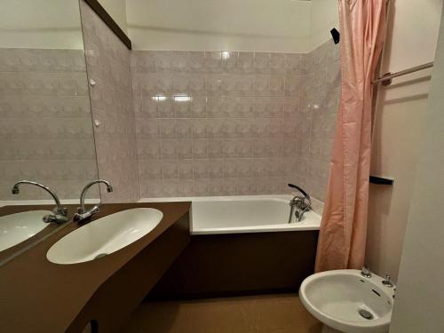 une salle de bain avec un lavabo, une baignoire et des toilettes dans l'établissement Studio cosy 4 pers avec balcon sud, skis aux pieds à Reberty 1850 - FR-1-452-44, aux Menuires
