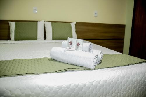 um quarto de hotel com duas toalhas numa cama em Domus Hotel Palmeiras Canaã dos Carajás em Canaã dos Carajás
