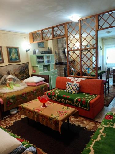 - un salon avec un canapé et une table dans l'établissement Apartments Bakine Čarolije, à Karanac