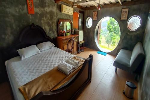 En eller flere senge i et værelse på Capital O 3359 Pondok Wisata Jaden Trawas Mojokerto