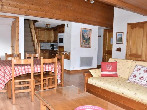 un salon avec un canapé et une table dans l'établissement Grand duplex avec balcon Sud proche pistes à Pralognan. - FR-1-464-33, à Pralognan-la-Vanoise